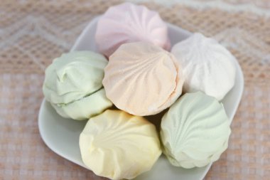 Lezzetli taze, çok renkli marşmelov servis masasının üzerinde duruyor, yakın çekim.