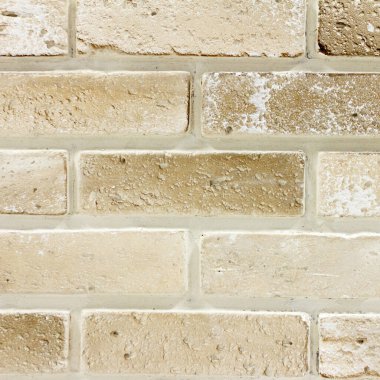 Açık kahverengi süslemeli tuğla duvar evin iç kısmının bir kısmını oluşturuyor. kare