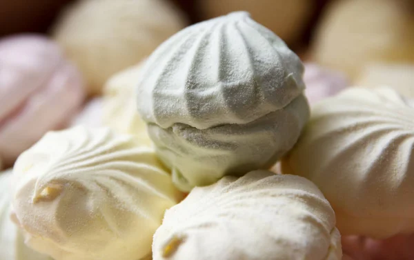 Čerstvě Připravený Balený Pestrobarevný Vzduchový Marshmallow Podle Klasického Receptu Cukrárně — Stock fotografie