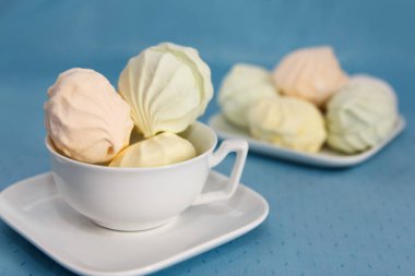 Lezzetli taze, çok renkli marşmelov servis masasının üzerinde duruyor.