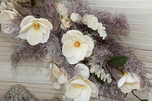内部の一部として壁に掛けられた素材とプラスチックで作られた美しい白い装飾花の花束 — ストック写真