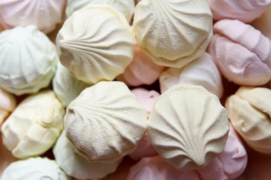 Şekerleme fabrikasındaki klasik tariflere göre yeni hazırlanmış çok renkli hava şekerlemesi müşterilere satılmak üzere.