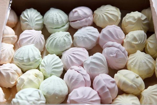 Čerstvé Sladké Vícebarevné Marshmallow Spočívá Kartónovém Balení Připraveném Prodeji Obchodech — Stock fotografie