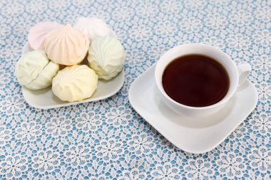 Geleneksel nefis demlenmiş çay bir fincanda ve hava çok renkli marşmelovlar masada, tatlı bir tatlı.