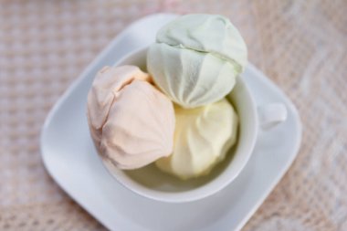 Lezzetli taze, çok renkli marşmelov servis masasının üzerinde duruyor.