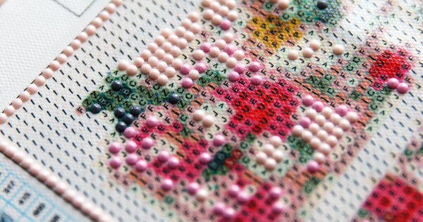 Ручной процесс создания и сбора трехмерной живописи из акриловых разноцветных круглых стразами. 