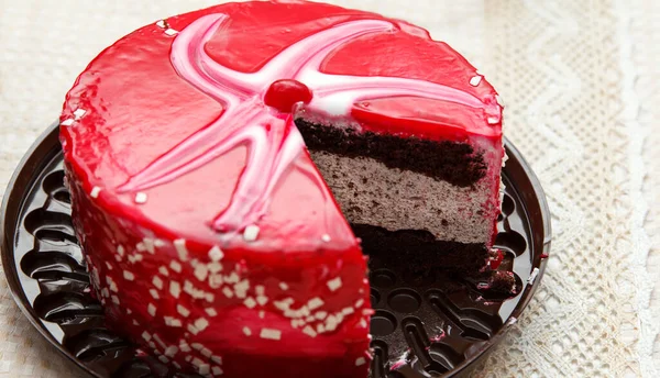 Cut Cherry Cake Delicious Sweet Confection Red White Glaze White — Stock Photo, Image