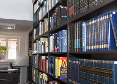 CHISINAU, MOLDOVA - 26 Mart 2021; Ulusal Kütüphane 'de raflarda duran birçok renkli kitap