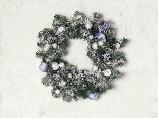 New Year Fir Wreath Decorated Toys Berries Dusting Wall — Stock Photo, Image