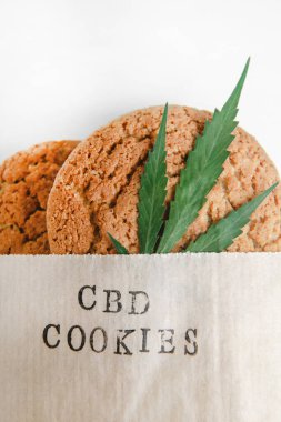 CBD esrarlı ve yapraklı nefis ev yapımı kurabiyeler. Tıbbî Yenilebilir. Yiyeceklerde kullanılmak üzere tıbbi marihuana tedavisi. Kanada 'nın yasallaştırılması. Rasta kurabiyeleri