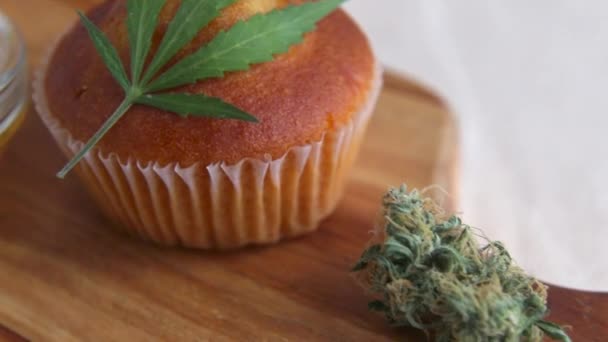 Delicioso muffin con cannabis CBD. Medicinales comestibles. Tratamiento de la marihuana medicinal para uso en alimentos. — Vídeo de stock
