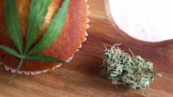 Delicioso muffin con cannabis CBD. Medicinales comestibles. Tratamiento de la marihuana medicinal para uso en alimentos. — Vídeo de stock