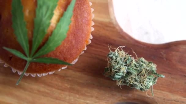 Köstlicher Muffin mit CBD-Cannabis. Medizinische Essbares. Behandlung von medizinischem Marihuana zur Verwendung in Lebensmitteln. — Stockvideo