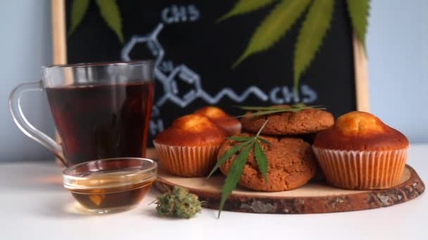 CBD大麻のおいしいマフィン。薬膳料理。食品中で使用する医療用マリファナの治療. — ストック動画