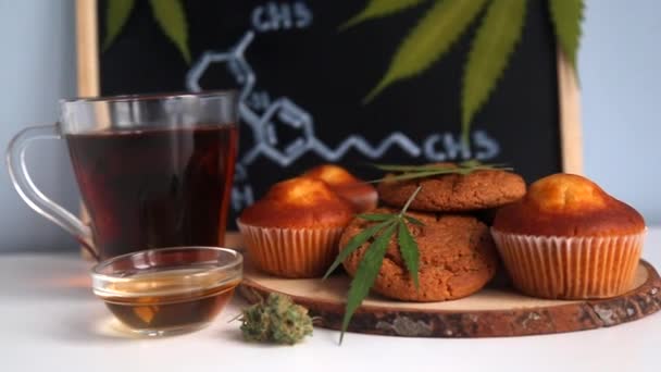 Köstlicher Muffin mit CBD-Cannabis. Medizinische Essbares. Behandlung von medizinischem Marihuana zur Verwendung in Lebensmitteln. — Stockvideo