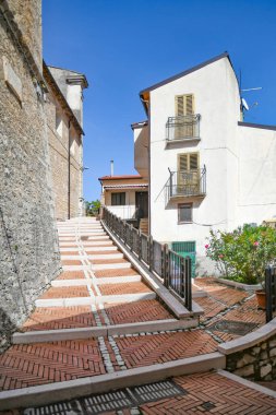 Carpinone 'un dar bir caddesi, İtalya' nın Isernia ilinin ortaçağ kasabası..