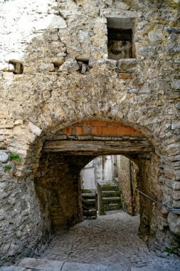 Carpinone 'un dar bir caddesi, İtalya' nın Isernia ilinin ortaçağ kasabası..