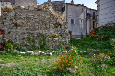 Carpinone 'un dar bir caddesi, İtalya' nın Isernia ilinin ortaçağ kasabası..