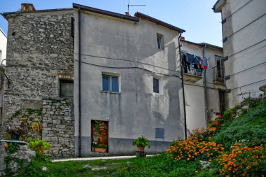 Carpinone 'un dar bir caddesi, İtalya' nın Isernia ilinin ortaçağ kasabası..