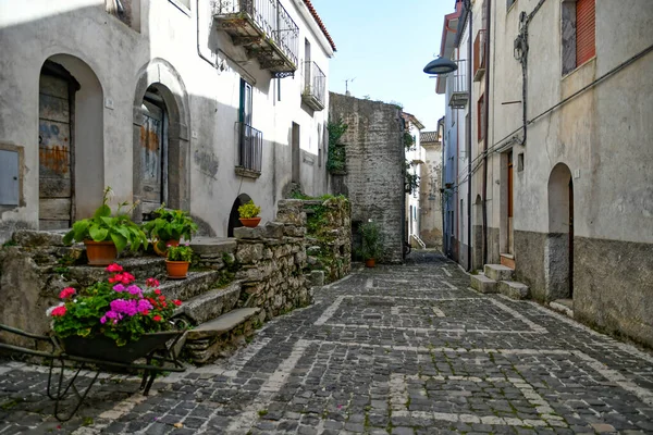 Carpinone 'un dar bir caddesi, İtalya' nın Isernia ilinin ortaçağ kasabası..