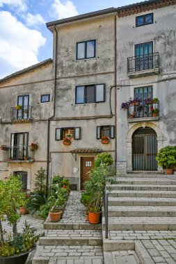 İtalya 'nın Benevento ilindeki bir ortaçağ kasabası olan Cusano Mutri' deki eski evlerin cephesi.