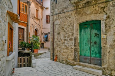 İtalya 'nın Benevento ilinin ortaçağ kasabası Cusano Mutri' nin dar bir caddesi..