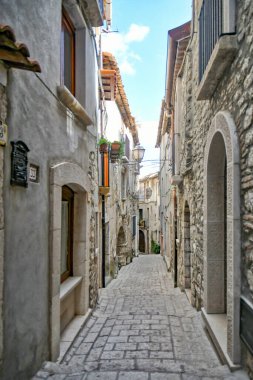 İtalya 'nın Benevento ilinin ortaçağ kasabası Cusano Mutri' nin dar bir caddesi..