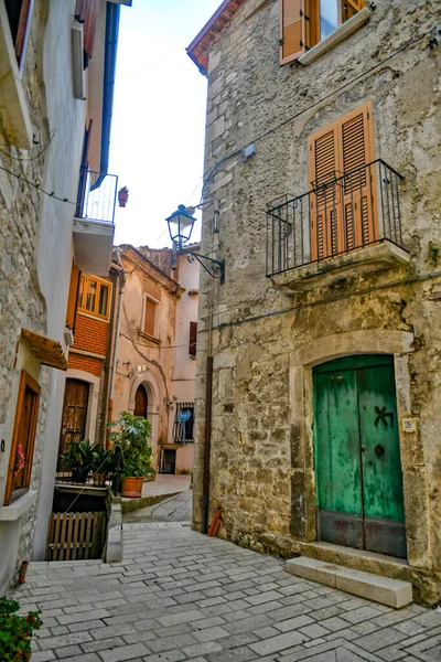 İtalya 'nın Benevento ilinin ortaçağ kasabası Cusano Mutri' nin dar bir caddesi..