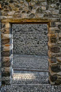 İtalya 'nın Benevento ilinin ortaçağ kasabası San Lorenzello' daki bir halk bahçesine taş kemer girişi..