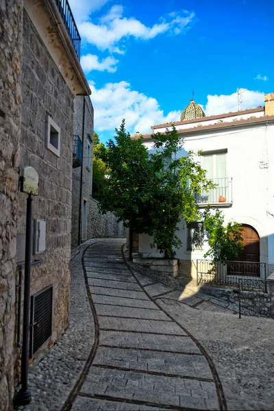 意大利贝内文托省一个中世纪城镇圣洛伦泽洛的一条狭窄街道 — 图库照片