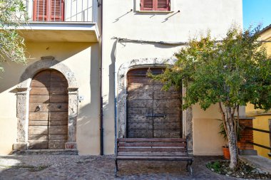 İtalya 'nın Lazio bölgesindeki bir ortaçağ kasabası olan Ripi' deki eski bir evin kapıları..