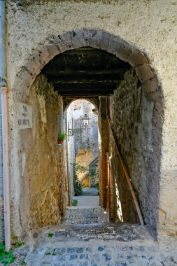 İtalya 'nın Lazio bölgesinin ortaçağ kasabası Villa Santo Stefano' nun dar bir caddesi..