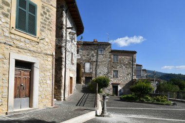 İtalya 'nın Lazio bölgesinin ortaçağ kasabası Villa Santo Stefano' nun dar bir caddesi..