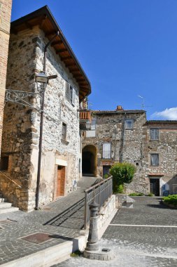  İtalya 'nın Lazio bölgesinde bir ortaçağ kasabası olan Villa Santo Stefano' nun küçük bir meydanı.