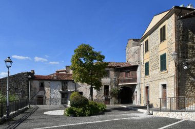  İtalya 'nın Lazio bölgesinde bir ortaçağ kasabası olan Villa Santo Stefano' nun küçük bir meydanı.