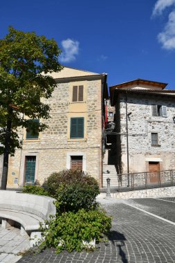  İtalya 'nın Lazio bölgesinde bir ortaçağ kasabası olan Villa Santo Stefano' nun küçük bir meydanı.