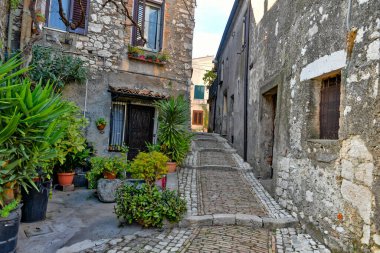 İtalya 'nın Lazio bölgesindeki ortaçağ kasabasında, Castro dei Volsci' nin dar bir caddesi..