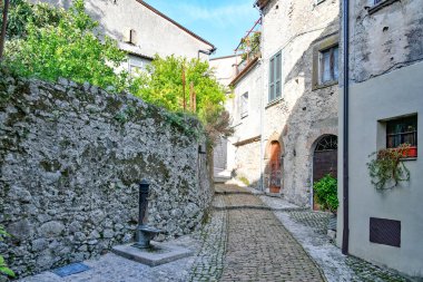 İtalya 'nın Lazio bölgesindeki ortaçağ kasabasında, Castro dei Volsci' nin dar bir caddesi..
