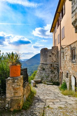 İtalya 'nın Lazio bölgesindeki ortaçağ kasabasında, Castro dei Volsci' nin dar bir caddesi..