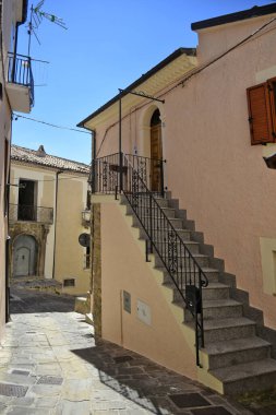 Calvello 'nun dar bir caddesi, İtalya' nın Basilicata bölgesinde bir ortaçağ kasabası..