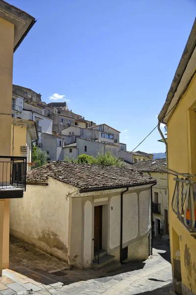 Una Calle Estrecha Calvello Una Ciudad Medieval Región Basilicata Italia —  Fotos de Stock
