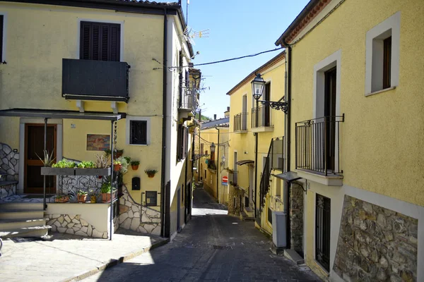 Una Calle Estrecha Calvello Una Ciudad Medieval Región Basilicata Italia —  Fotos de Stock