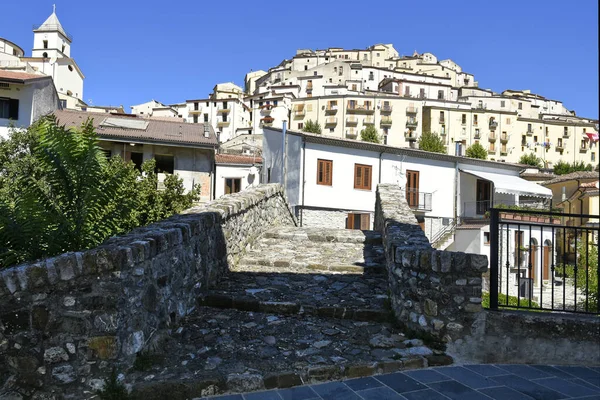意大利巴西拉塔地区中世纪城镇加尔维洛的一条狭窄街道 — 图库照片