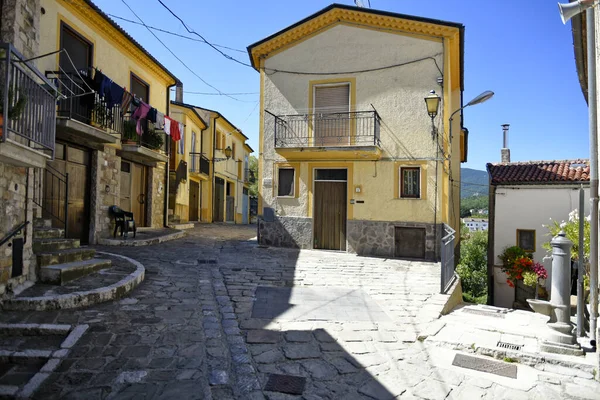 Calvello 'nun dar bir caddesi, İtalya' nın Basilicata bölgesinde bir ortaçağ kasabası..