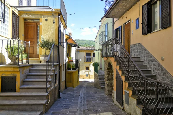 イタリアのバジリカータ地方の中世の町カルヴェッロの狭い通り — ストック写真