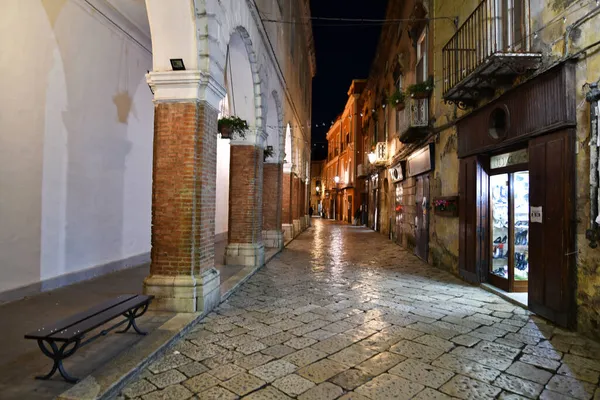 İtalya 'nın Benevento ilinin ortaçağ kasabası Sant' Agata de 'Goti' nin dar bir caddesi..