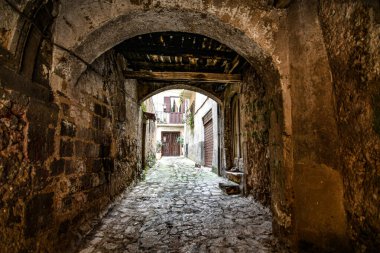 Caiazzo 'da dar bir sokak, İtalya' nın Caserta eyaletinin dağlarında küçük bir köy..