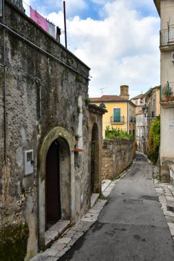 Caiazzo 'da dar bir sokak, İtalya' nın Caserta eyaletinin dağlarında küçük bir köy..