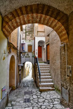 Caiazzo 'da dar bir sokak, İtalya' nın Caserta eyaletinin dağlarında küçük bir köy..