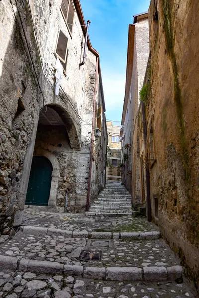 イタリアのカゼルタ県の山の中にある小さな村カイアッツォの狭い通り — ストック写真